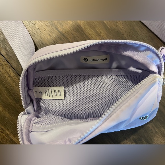 RARE COLOR lululemon lavender fog everywhere belt bag - Picture 3 of 3